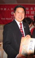 2007年1月28日, 在中国驻加拿大温哥华领事馆举办的春节招待会上, 由北美华人文学社秘书长夏林亲手把《北美枫》第二期交给维多利亚市市长Alan Lowe 。
本照片是Alan Lowe市长的《北美枫》秀
點擊圖片查看詳情