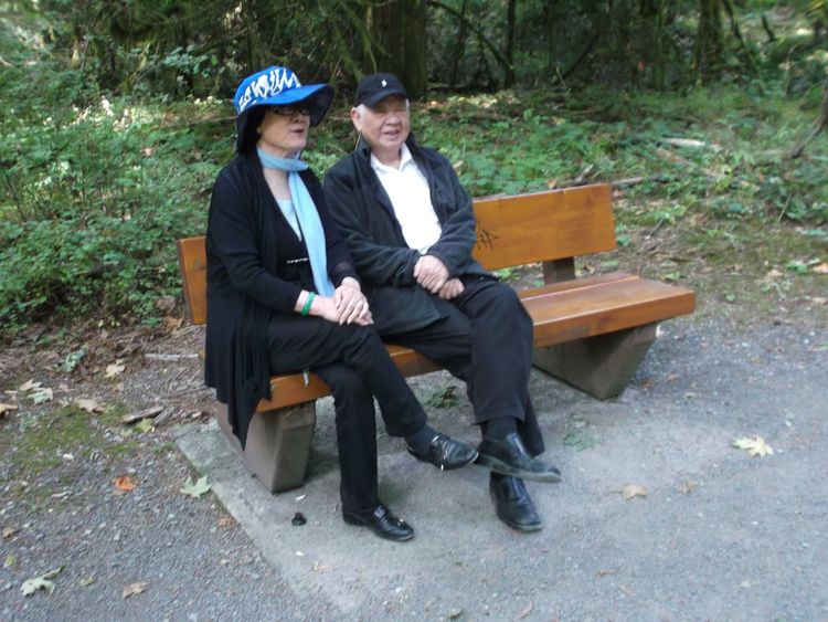 2012年8月6日，陈琼芳师母（左）与洛夫先生。