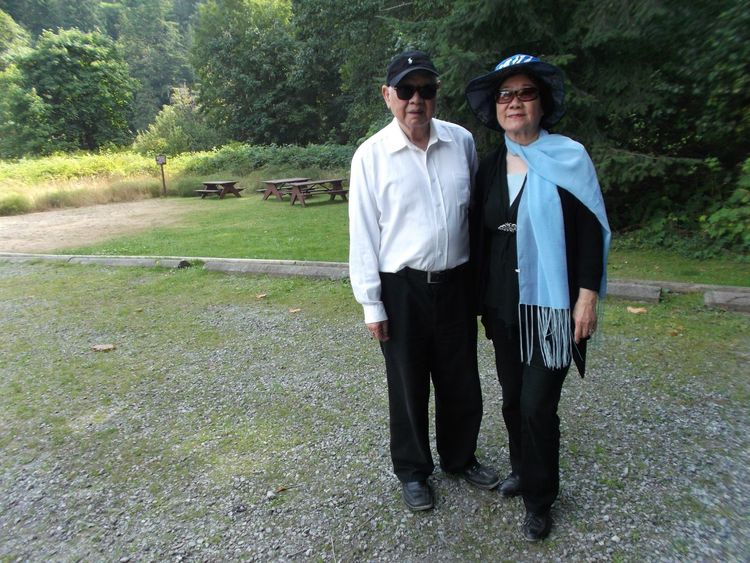 2012年8月6日，陈琼芳师母（右）与洛夫先生。