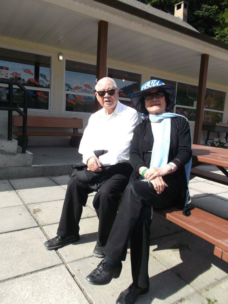 2012年8月6日，陈琼芳师母（右）与洛夫先生。