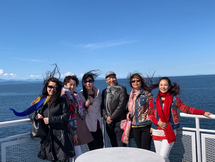 2019年3月29日，从温哥华前往维多利亚的渡轮上，渡海而来，迎风招展的：竹笛，李影，冯玉，沈家庄，莫青，卫九如。