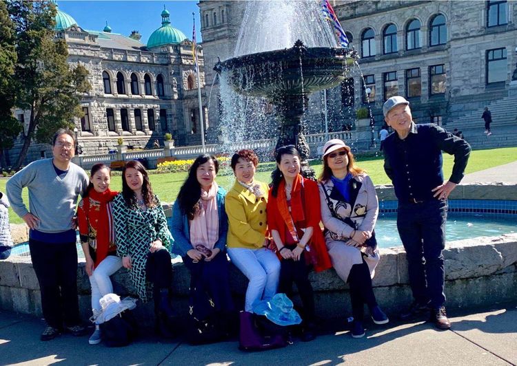 2019年3月30日下午，省议会大楼。左起：和平岛，卫九如，竹笛，冯玉，李影，燕茹，莫青，沈家庄。