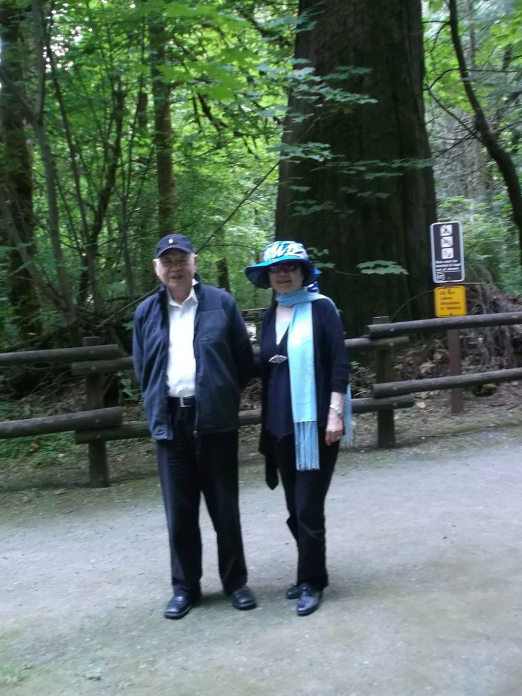 2012年8月6日，陈琼芳师母（右）与洛夫先生，参观金溪。