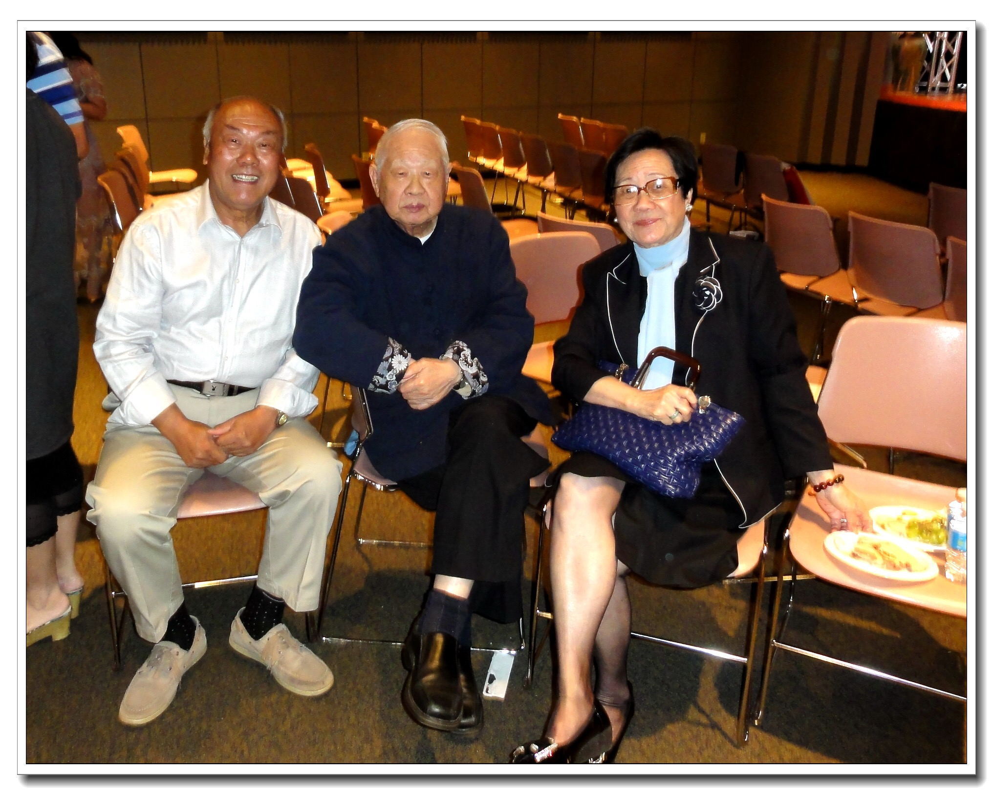 周双福，洛夫先生与陈琼芳师母（左起）