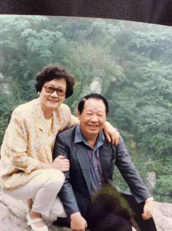 洛夫先生（右）与陈琼芳女士