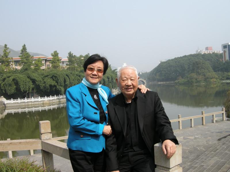 洛夫先生（右）与陈琼芳师母，因为风的缘故，爱情与诗的经典。