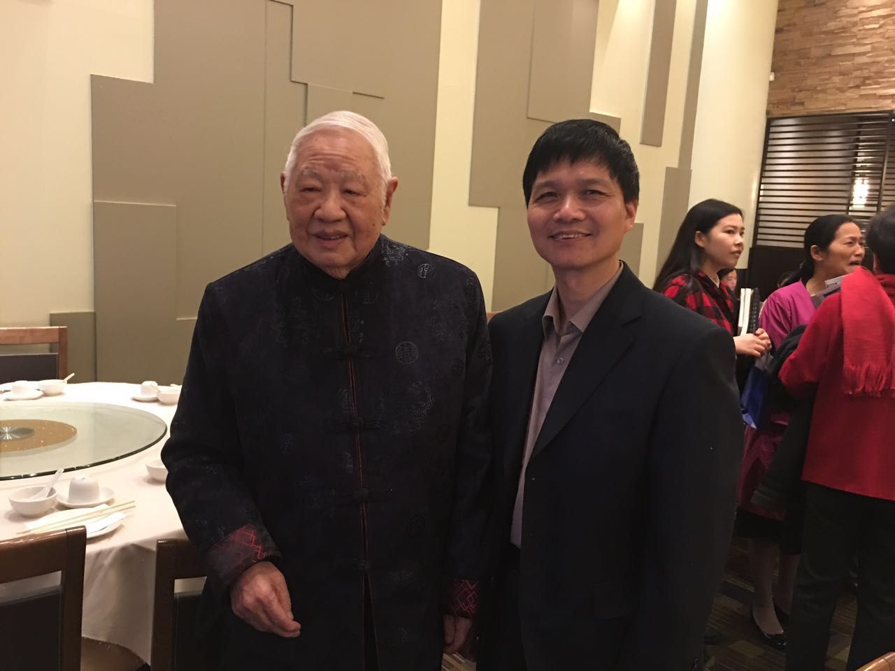 2015年，在一次加拿大中华诗词学会例会上，陈良先生（右）与洛夫先生合影。