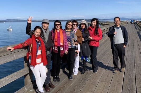 2019年3月29日下午，在温哥华岛悉尼镇（Sidney, Vancouver Island）的木桥码头钓螃蟹。左起：卫九如，沈家庄，燕茹，莫青，李影（红枫叶），竹笛，冯玉，和平岛。