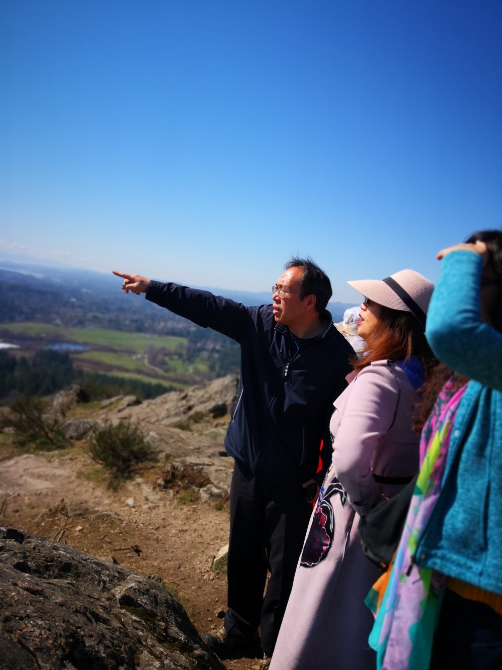 2019年3月30日正午，道格拉斯山，指点江山。左起：和平岛，莫青，冯玉。