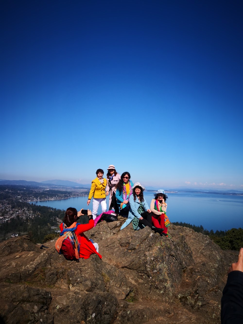 2019年3月30日正午，道格拉斯山。左起：李影，莫青，冯玉，竹笛，燕茹。卫九如与（左）和平岛（右）摄影中。摄影：沈家庄。