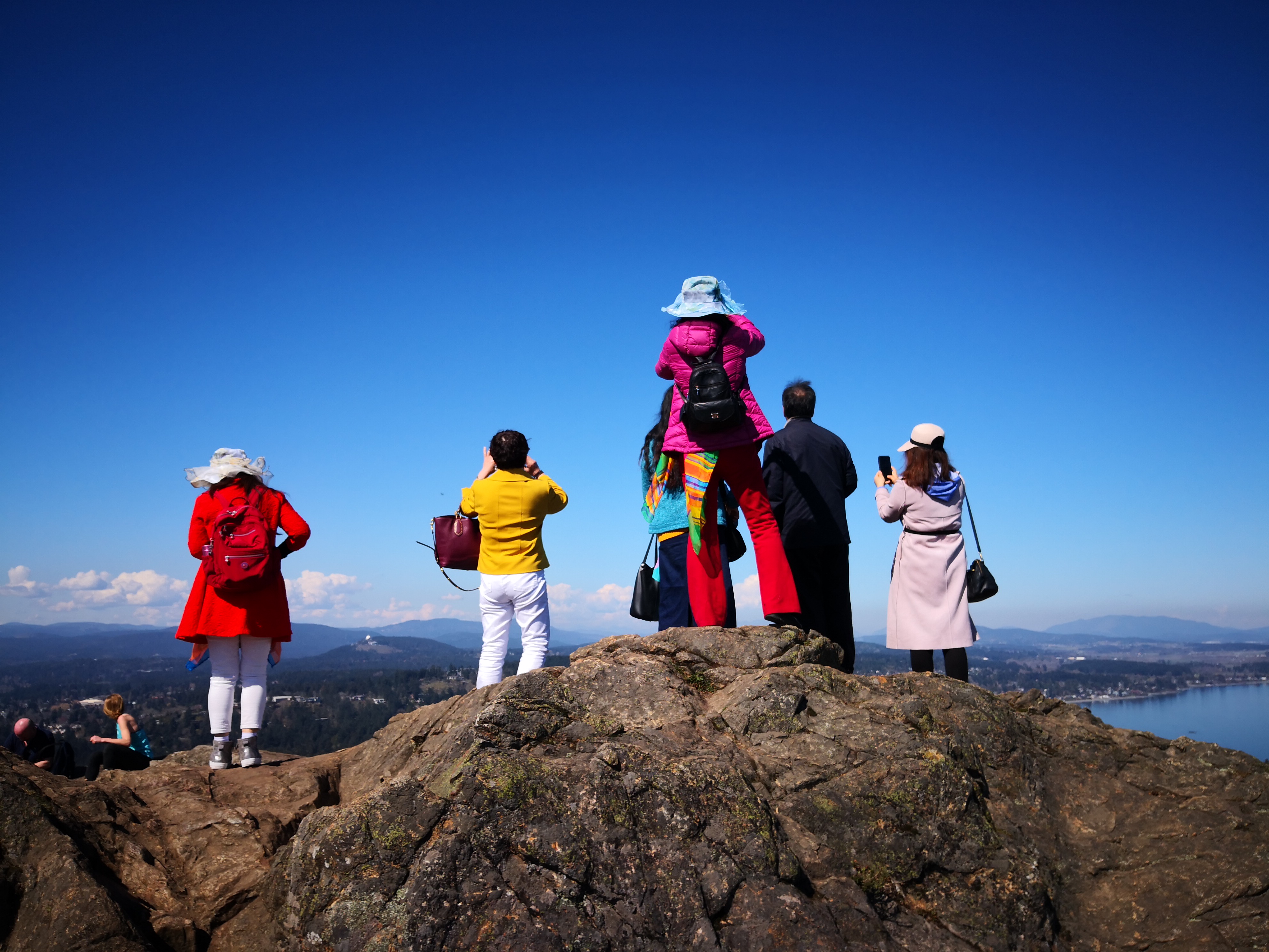 2019年3月30日上午，Glencoe Cove - Kwatsech公园。面朝大海，举起手机，左起：卫九如，李影，冯玉，燕茹，和平岛，莫青。