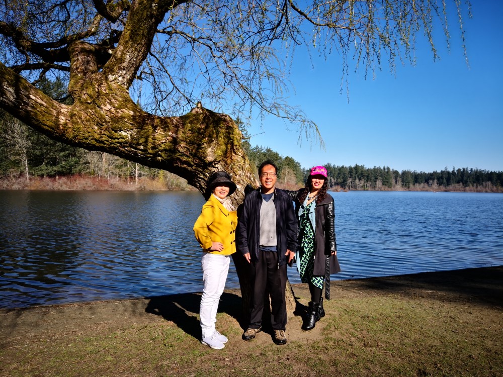 2019年3月30日早晨，背靠鹿湖，嫩柳，春风，与得意。左起：李影,和平岛，竹笛。