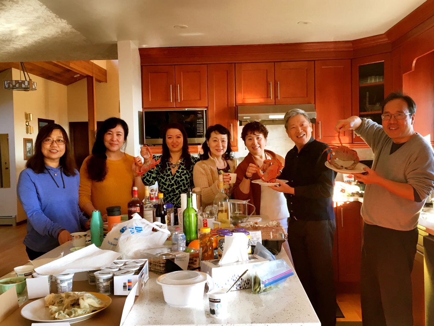 2019年3月29日晚，采薇居。煮熟红螃蟹。左起：莫青，冯玉，竹笛，燕茹，李影，沈家庄，和平岛。