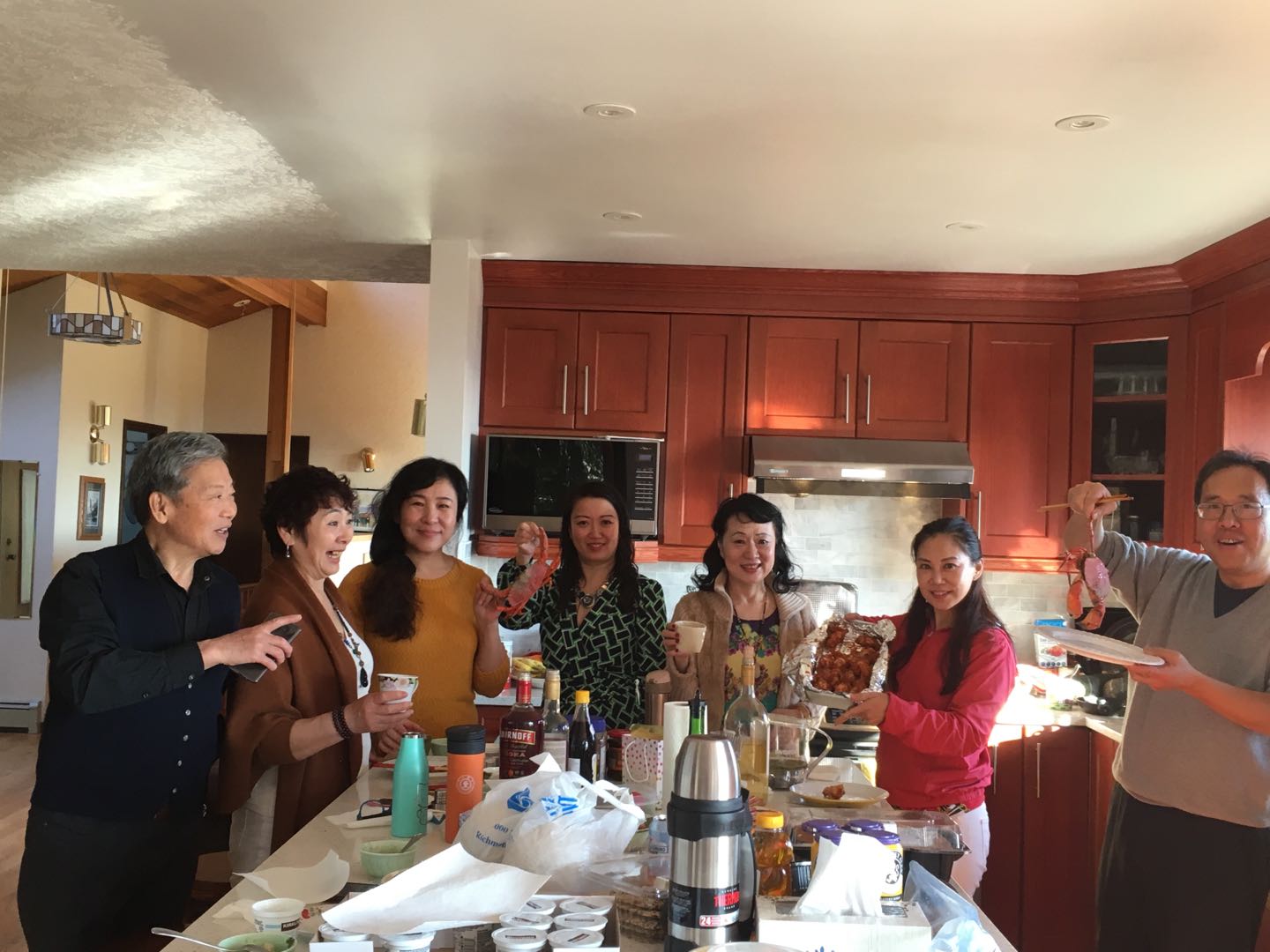 2019年3月29日晚，采薇居。煮熟红螃蟹。左起：沈家庄，李影，冯玉，竹笛，燕茹，卫九如，和平岛。