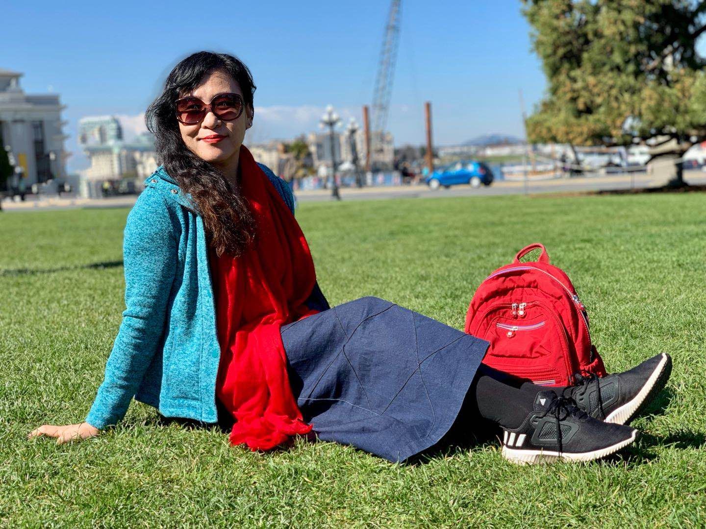 2019年3月30日下午，省议会大楼前，草坪，冯玉。