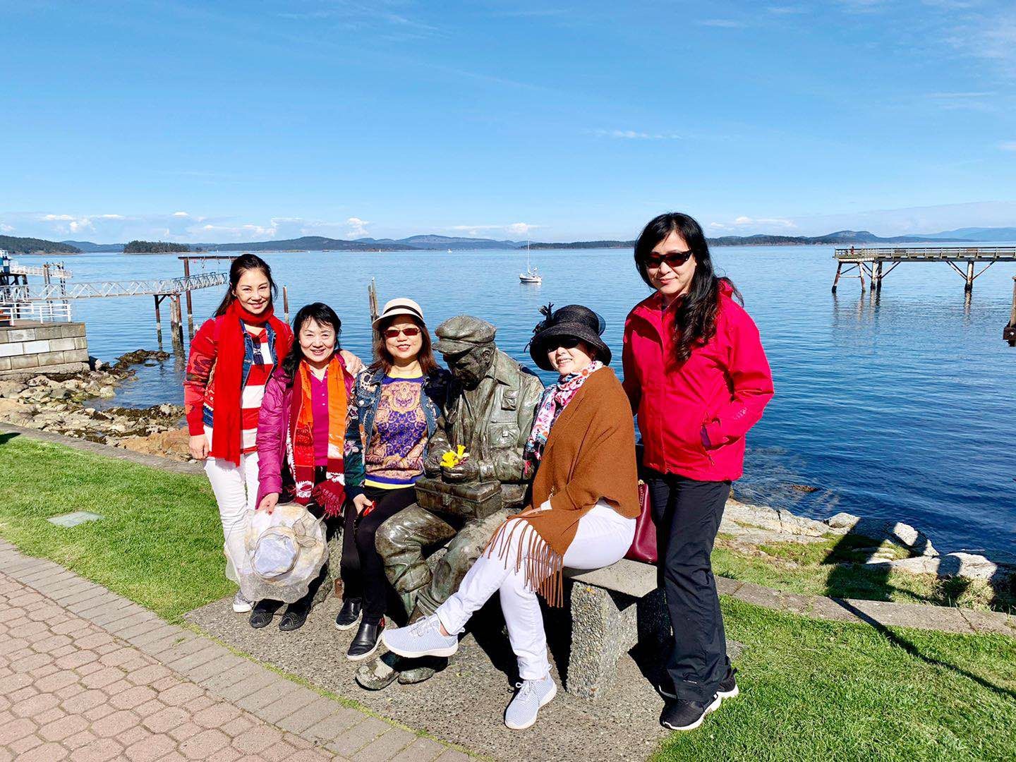 2019年3月29日下午，在悉尼镇的木桥码头钓螃蟹。左起：卫九如，沈家庄，燕茹，莫青，李影（红枫叶），竹笛，冯玉，和平岛。