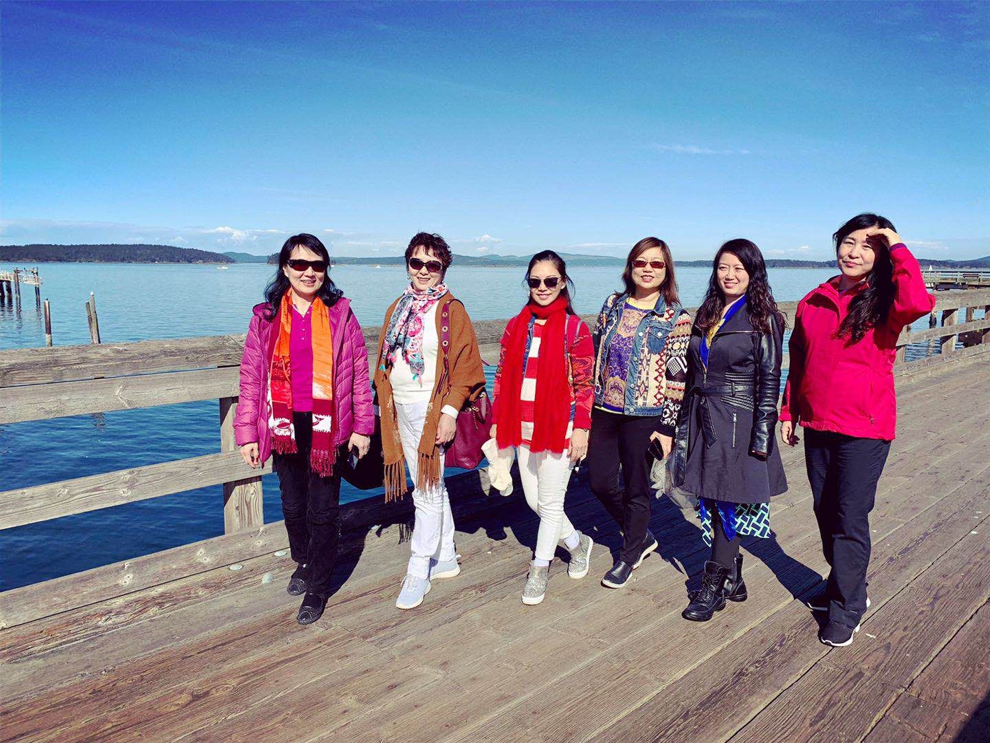 2019年3月29日下午，悉尼镇的木桥码头。左起：燕茹，李影，卫九如，莫青，竹笛，冯玉。