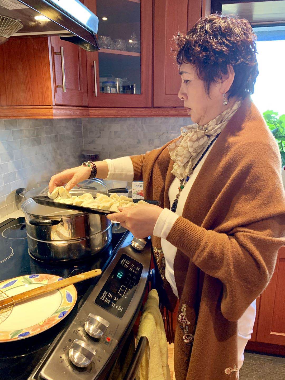 2019年3月29日，采薇居。李影下饺子。