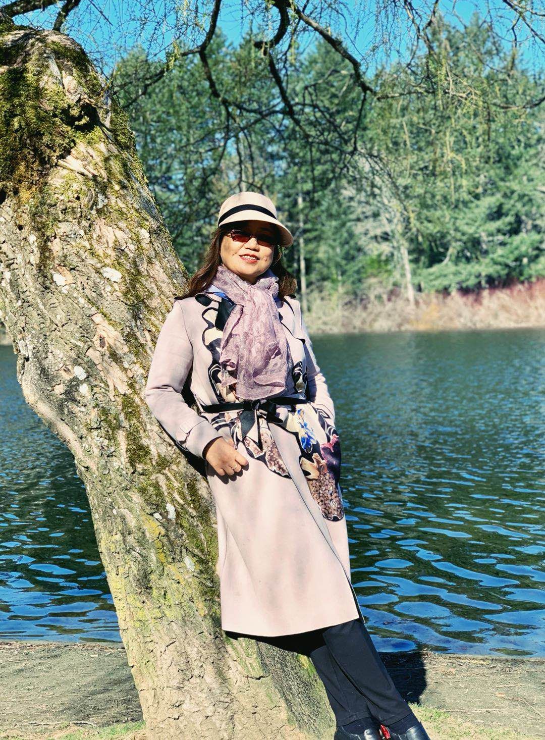 2019年3月30日早晨，鹿湖，湖波熠熠，柳黄依依，不敌莫青的灿然一笑。