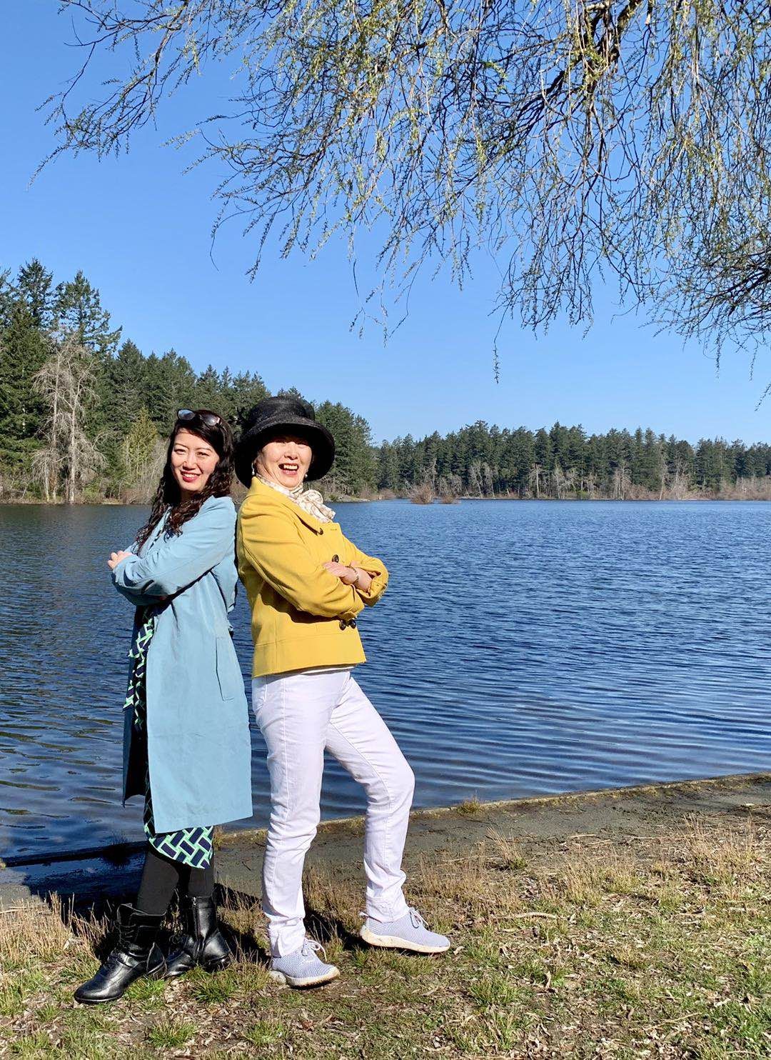 2019年3月30日早晨，鹿湖柳畔，模特弄清影。左起：竹笛，李影。