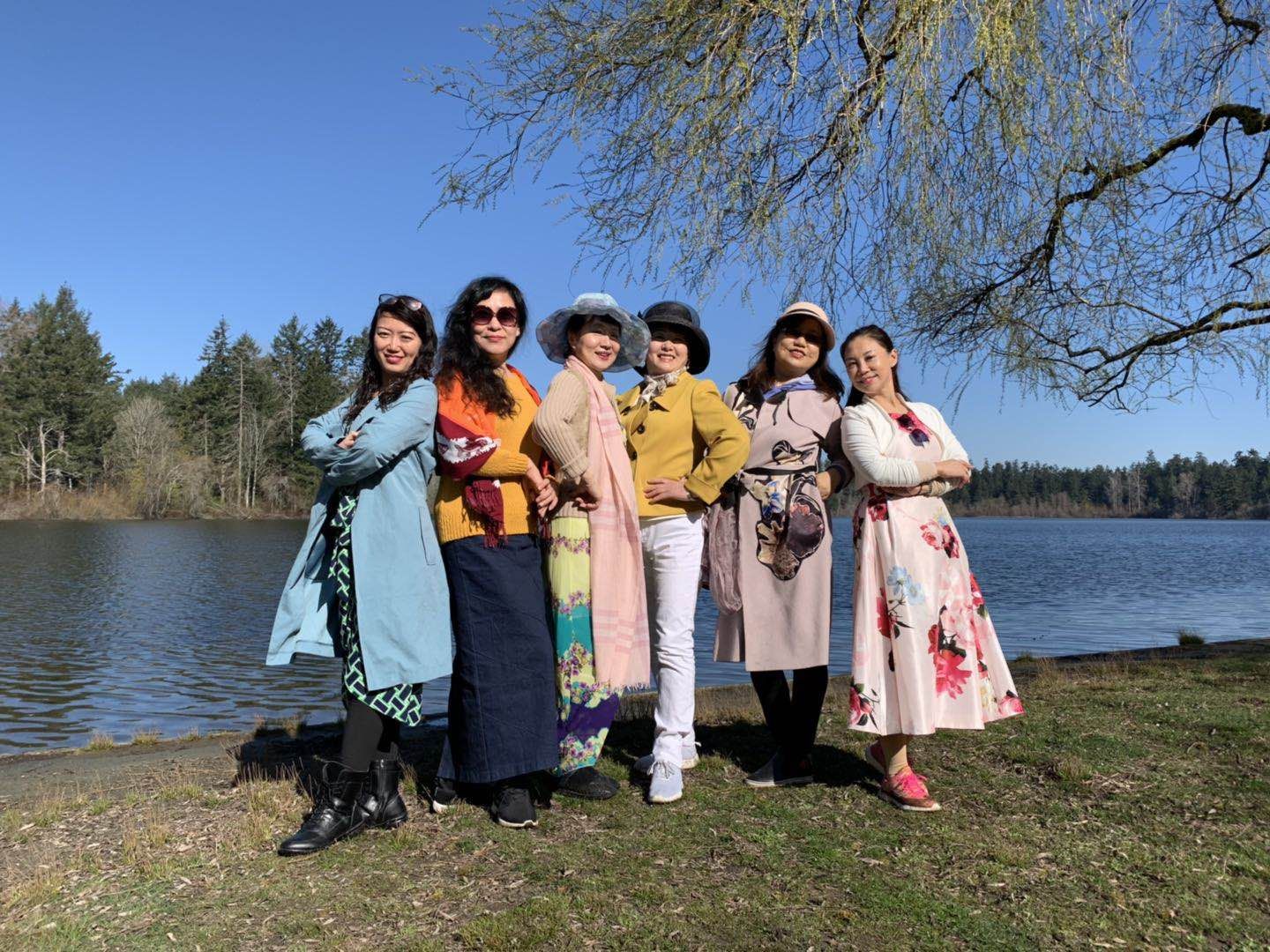 2019年3月30日早晨，鹿湖柳畔，晴光静好，模特摆姿。左起：竹笛，冯玉，燕茹，李影,莫青，卫九如。