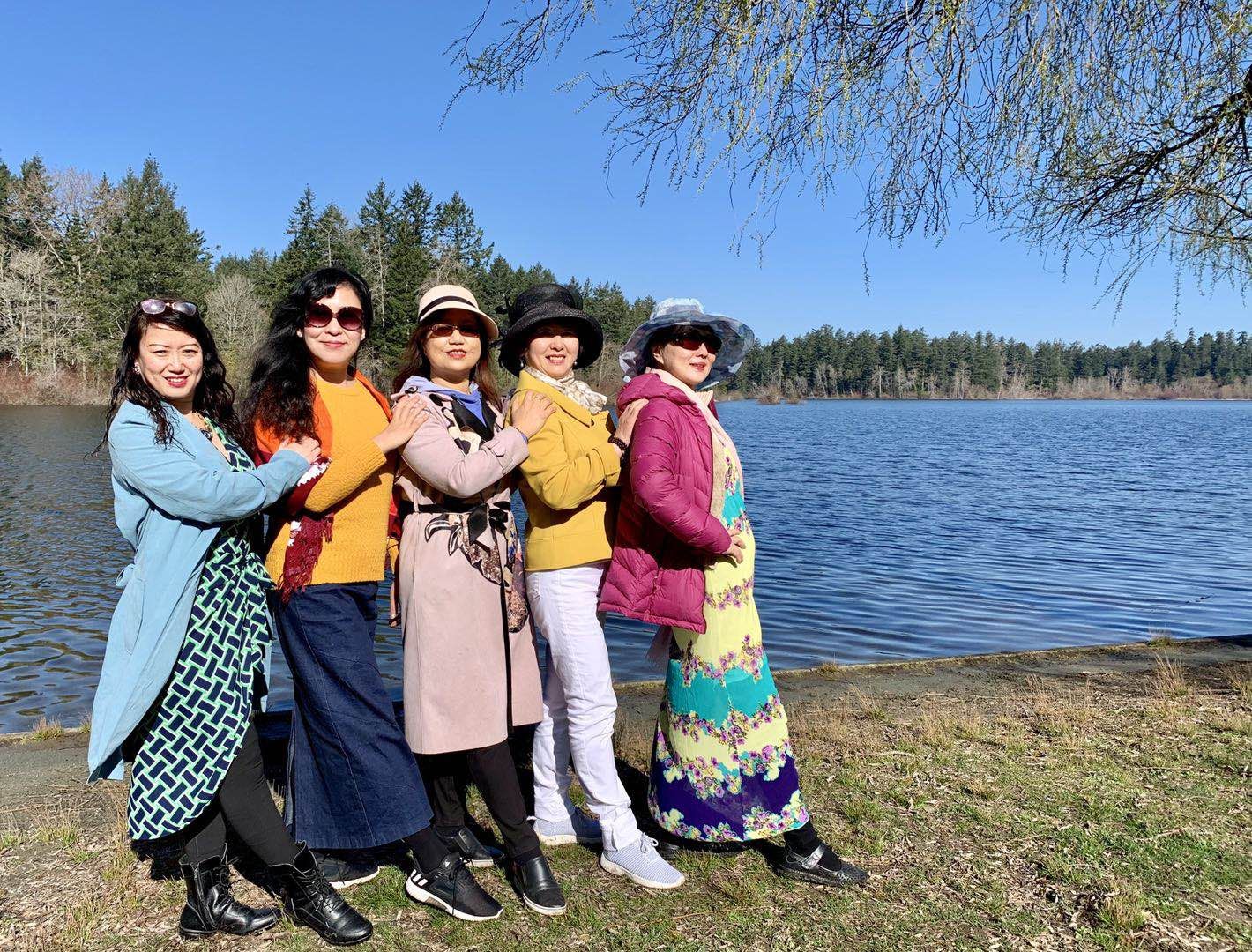 2019年3月30日早晨，湖光柳色，五朵金花。左起：竹笛，冯玉，莫青，李影,燕茹。