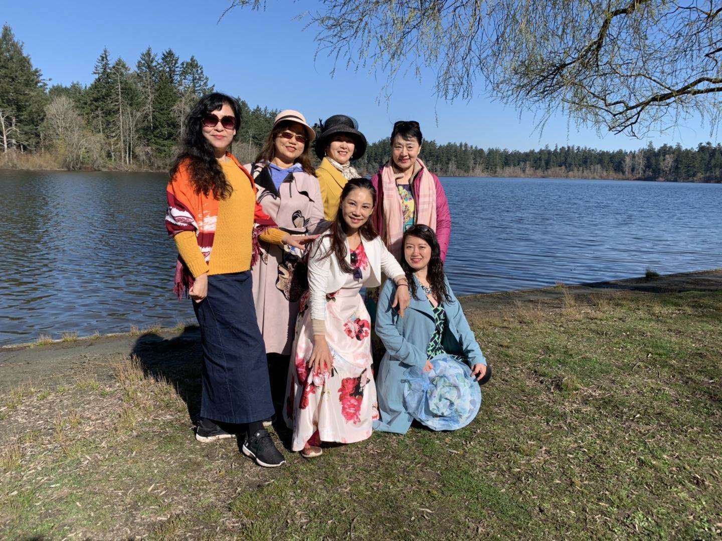 2019年3月30日早晨，鹿湖柳畔，站成维多利亚最美的一道风景线，或孔雀张开的屏风。后排左起：冯玉，莫青，李影，燕茹；前排左起：卫九如，竹笛。