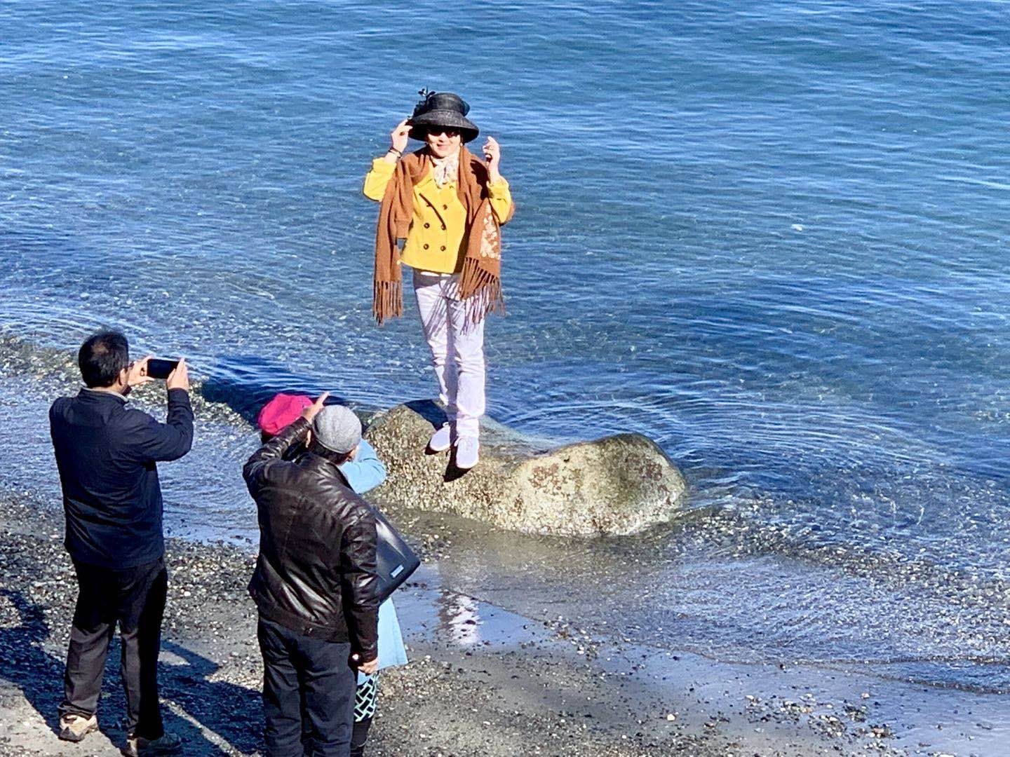 2019年3月30日上午，Balmacarra海边公园。模特一号闪亮登海。红枫叶（李影）。