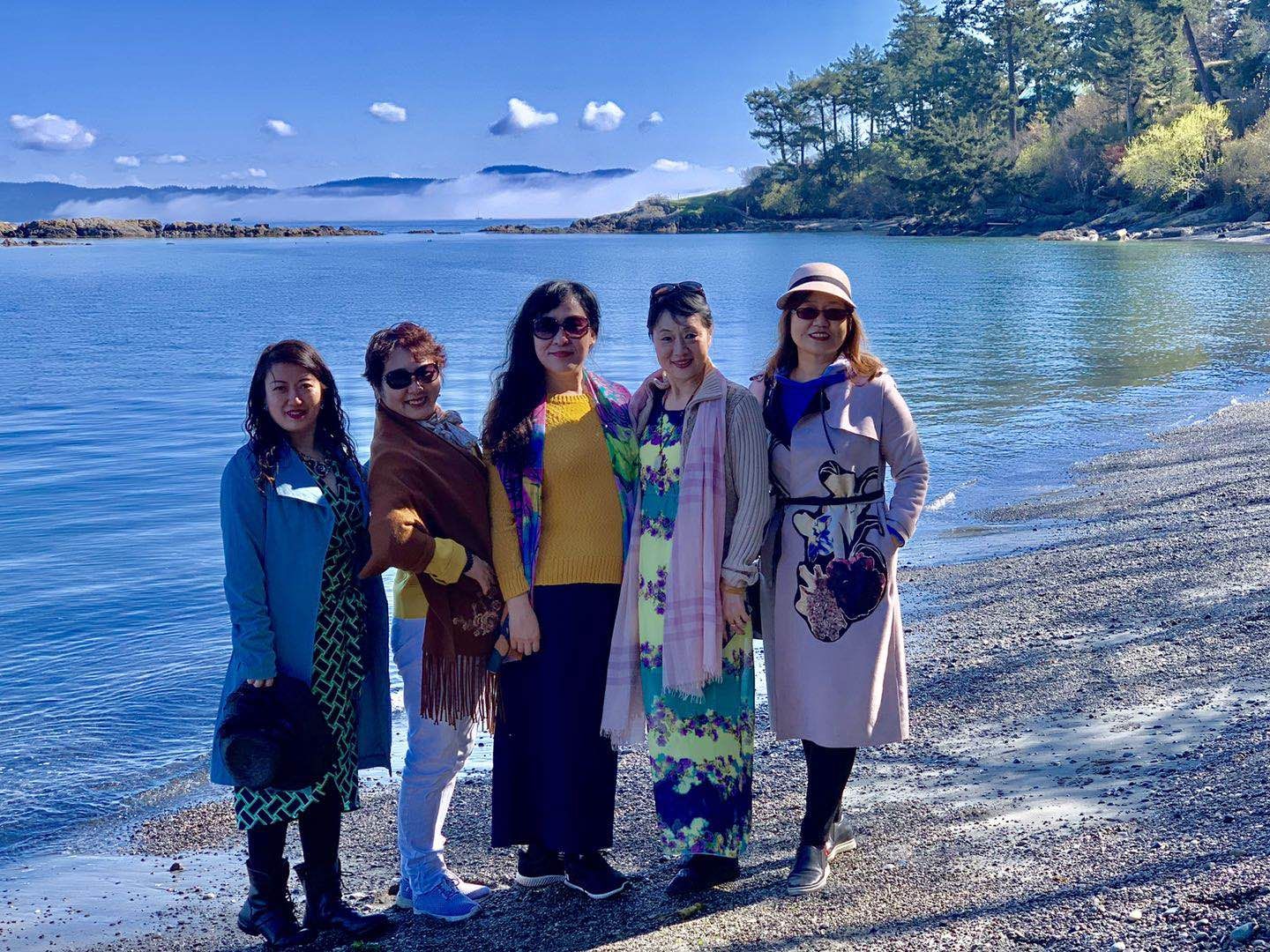 2019年3月30日上午，Balmacarra海边公园。蓝天托起了白云朵朵，沙滩落下仙女一排。好像没大海与牛郎什么事。左起：竹笛，李影，冯玉，燕茹，莫青。