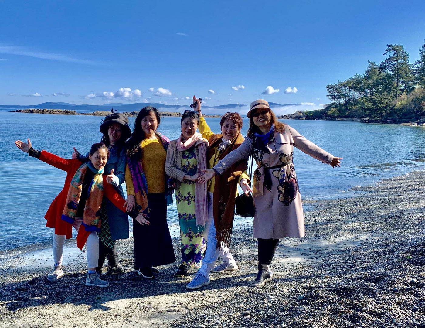 2019年3月30日上午，Balmacarra海边公园。心里装着汹涌澎拜的大海，更需要镇定自若。左起：卫九如，竹笛，冯玉，燕茹，李影，莫青。