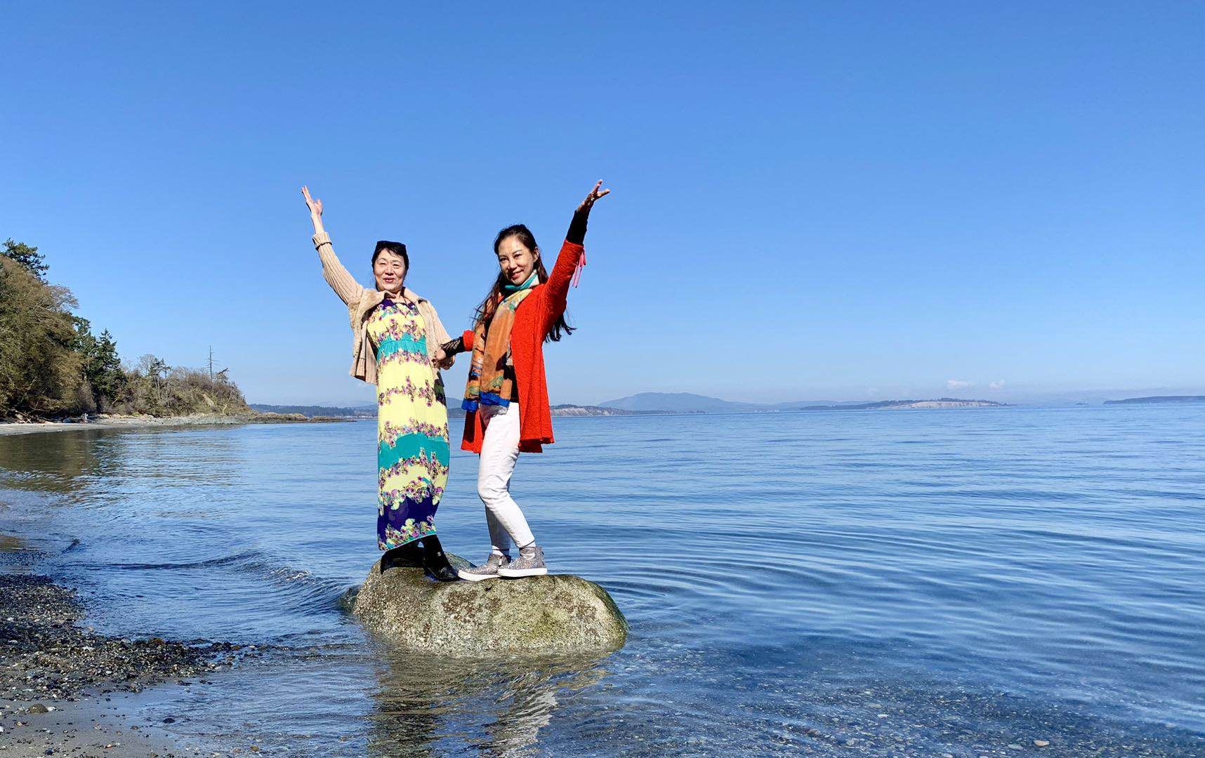 2019年3月30日上午，Balmacarra海边公园。水上的双人芭蕾，或蝴蝶舞，连理枝。左起：燕茹，卫九如。