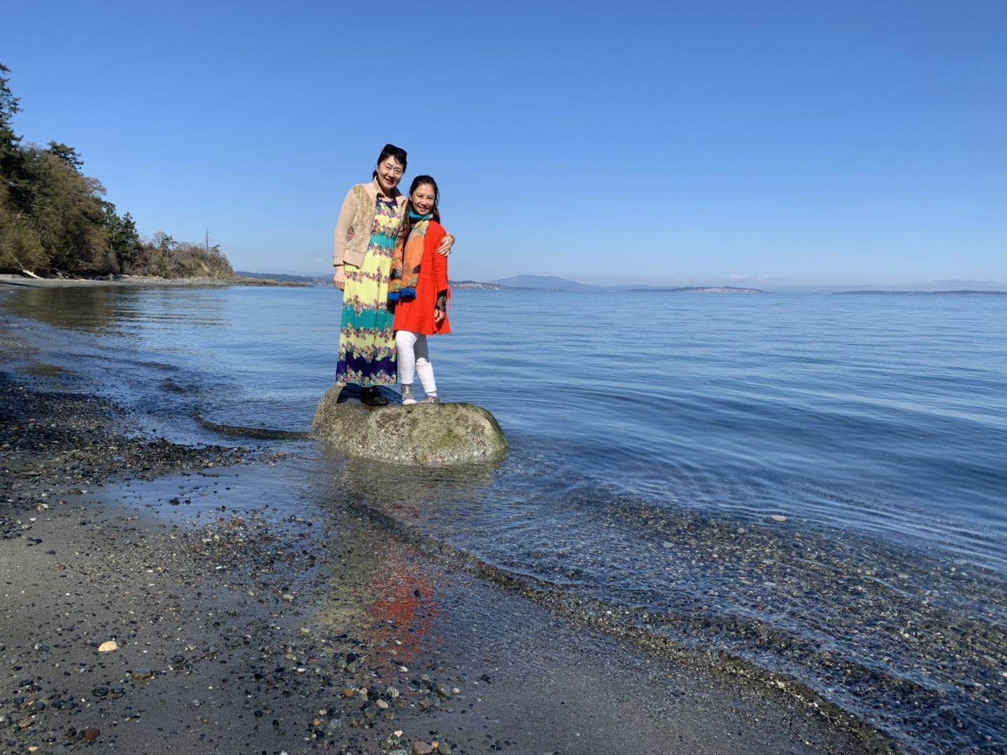 2019年3月30日上午，Balmacarra海边公园。姊妹最温馨的一刻。左起：燕茹，卫九如。