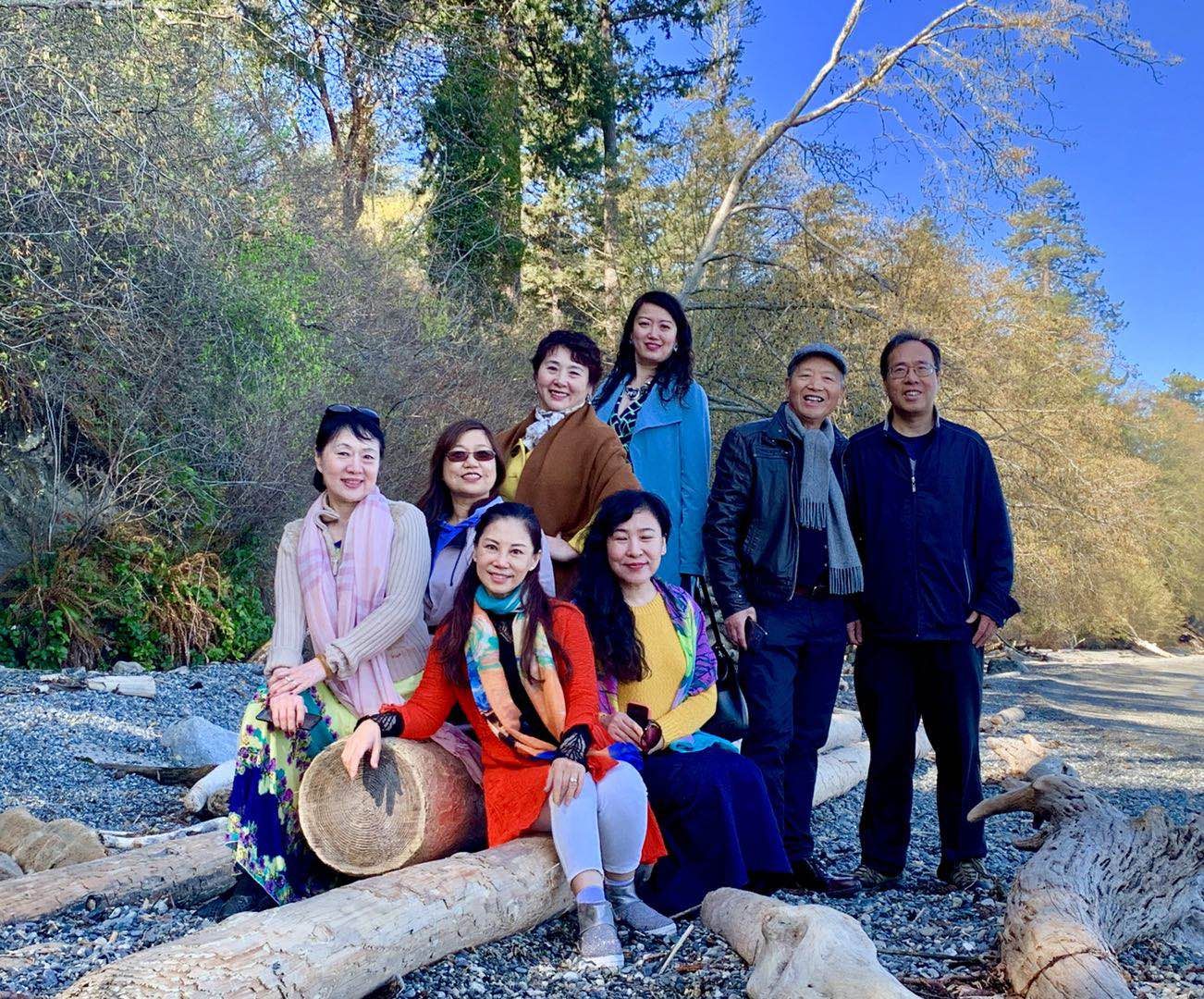 2019年3月30日上午，在维多利亚市的Balmacarra海边公园。与大海零距离的接触。左起：燕茹，莫青，卫九如，李影，冯玉，竹笛，沈家庄，和平岛。