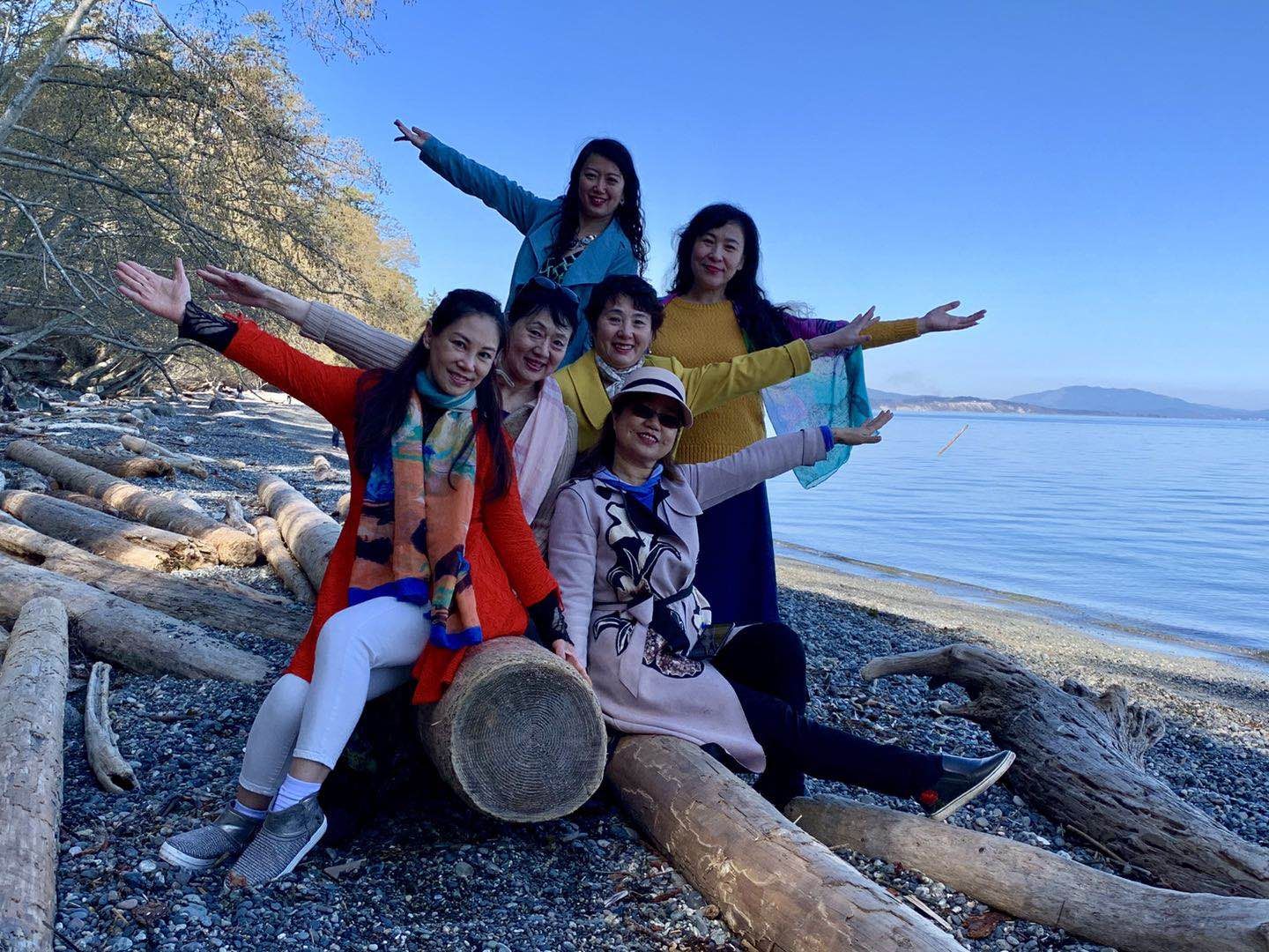 2019年3月30日上午，Balmacarra海边公园。漂木的千佛手。左起：卫九如，燕茹，竹笛（后），李影，莫青（前），冯玉。