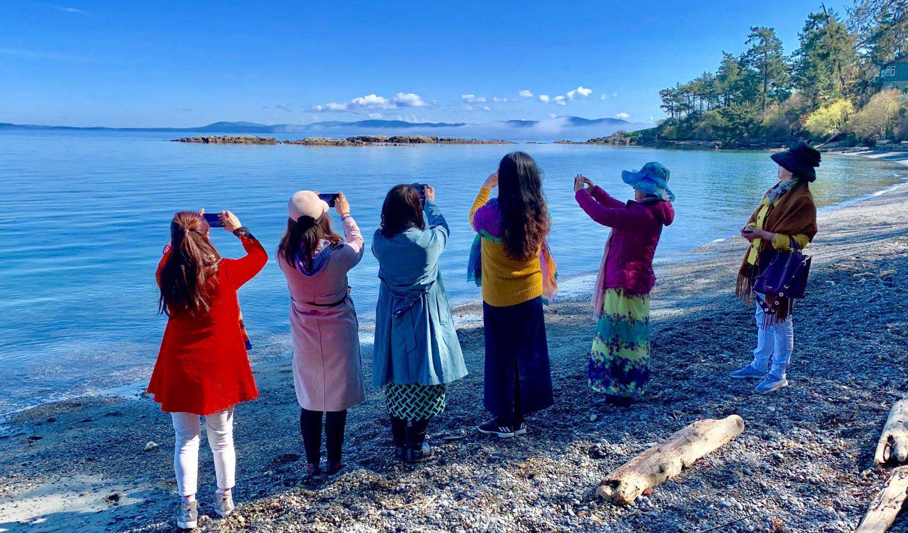 2019年3月30日上午，Balmacarra海边公园。面朝大海，举起手机。