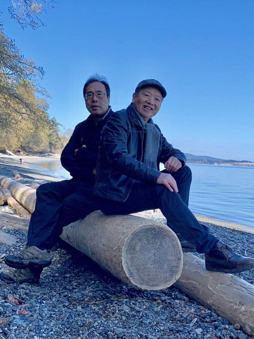 2019年3月30日上午，Balmacarra海边公园。范爷。左起：和平岛，漂木，沈家庄。