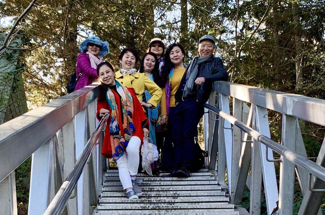 2019年3月30日上午，Balmacarra海边公园。铝制梯顶。左起：燕茹，卫九如，李影，竹笛，莫青，冯玉，沈家庄。