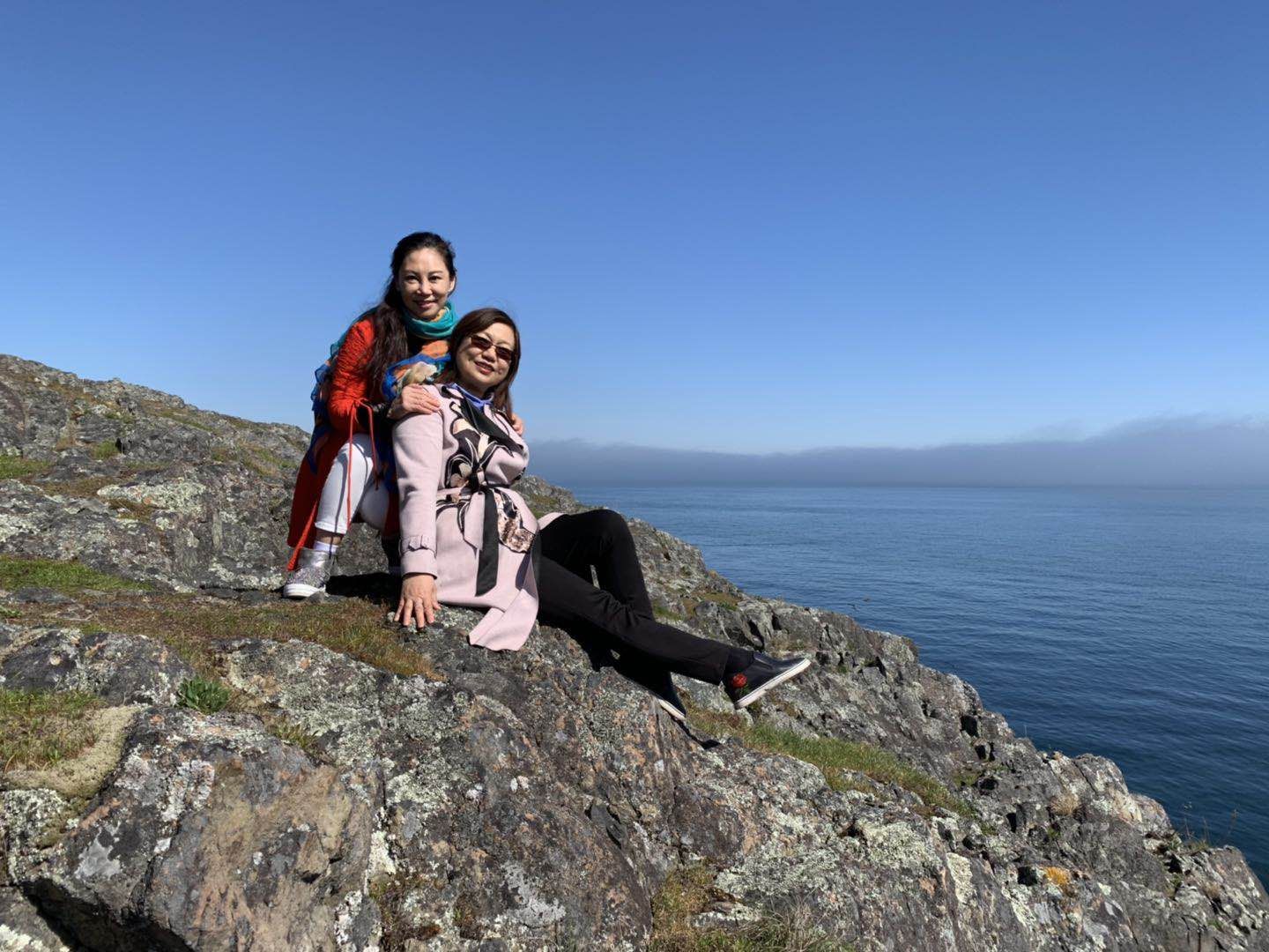 2019年3月30日上午，Glencoe Cove - Kwatsech公园。裸露的幽深的乔治亚海峡，裸露的海岸线，裸露的青天之下的裸露的悬崖峭壁，怀抱着两位璧人：卫九如（左），莫青。