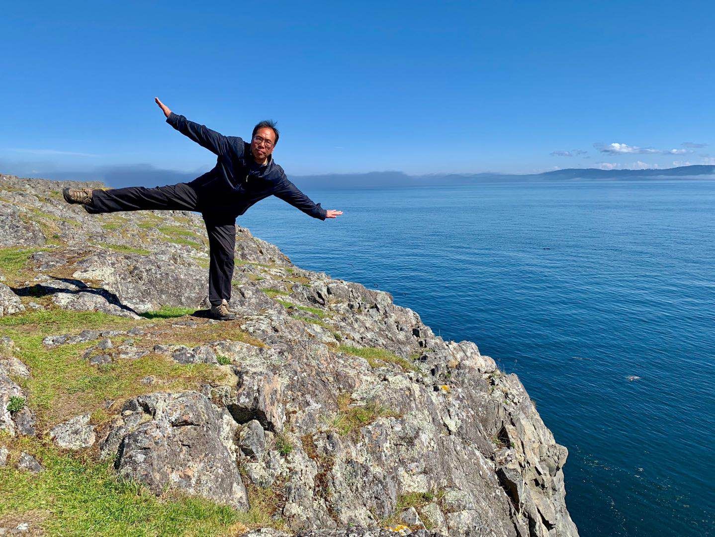 2019年3月30日上午，Glencoe Cove - Kwatsech公园。摆出一个大大的才字，头顶着一片蓝天。