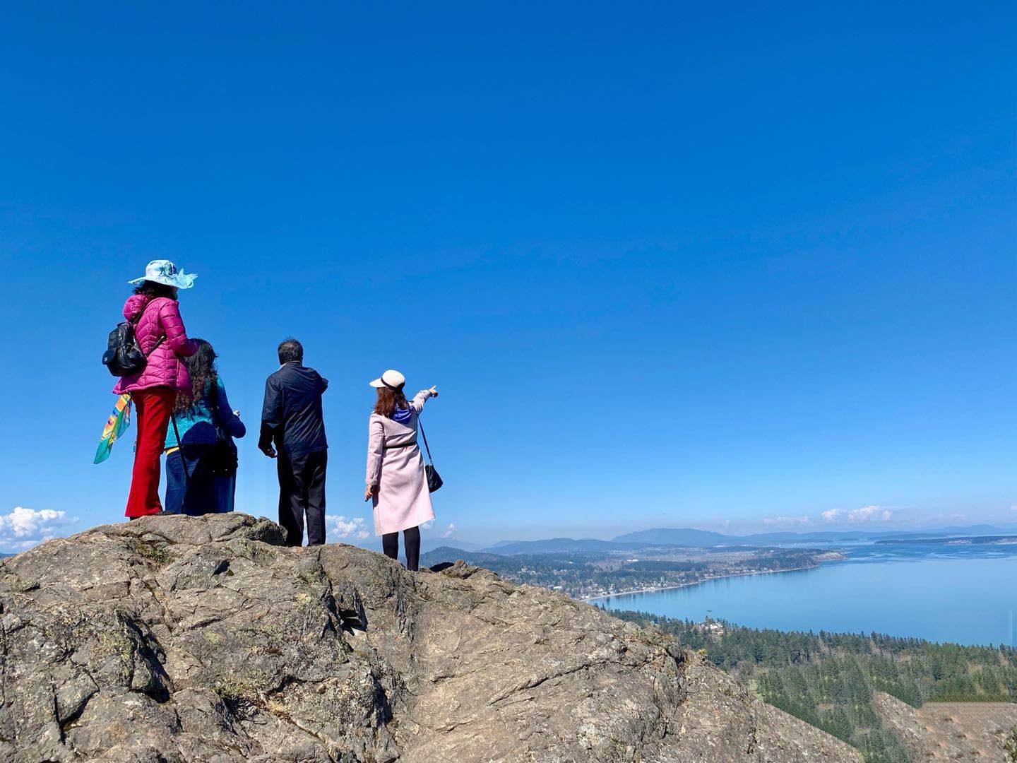 2019年3月30日正午，道格拉斯山，北望钟鼎山。左起：燕茹，冯玉，和平岛，莫青。