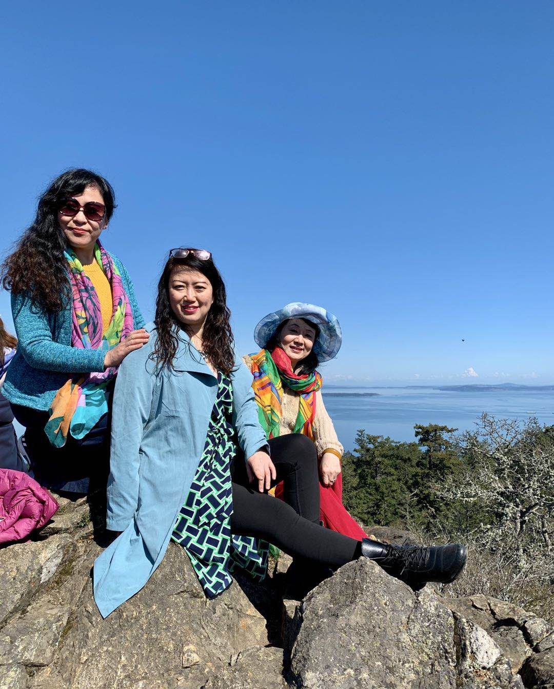 2019年3月30日正午，道格拉斯山。左起：冯玉，竹笛，燕茹。