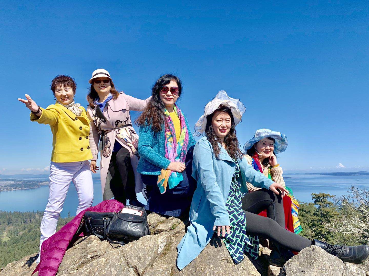 2019年3月30日正午，道格拉斯山。左起：李影，莫青，冯玉，竹笛，燕茹。