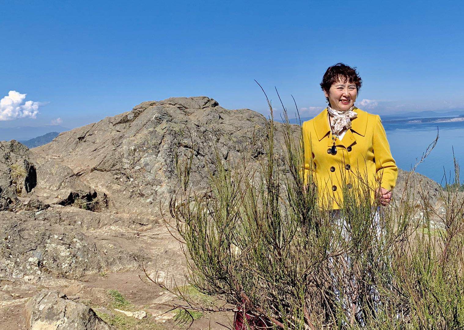 2019年3月30日正午，道格拉斯山。李影（红枫叶），与苏格兰扫把花。