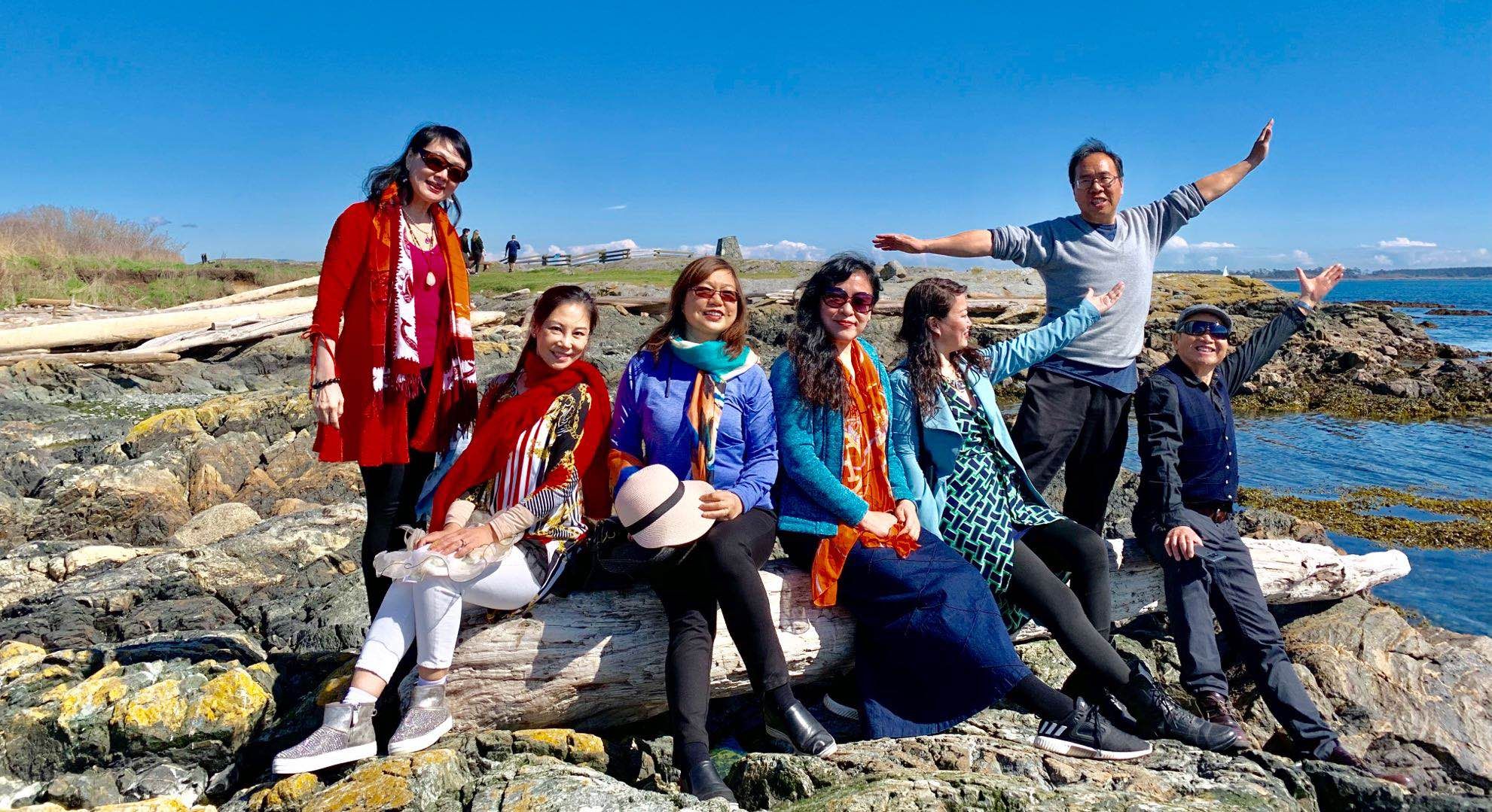 2019年3月30日下午，维多利亚市的高地小区（Uplands）的牛角公园（Cattle Point）。左起：艳茹，卫九如，莫青，冯玉，竹笛，和平岛，沈家庄。