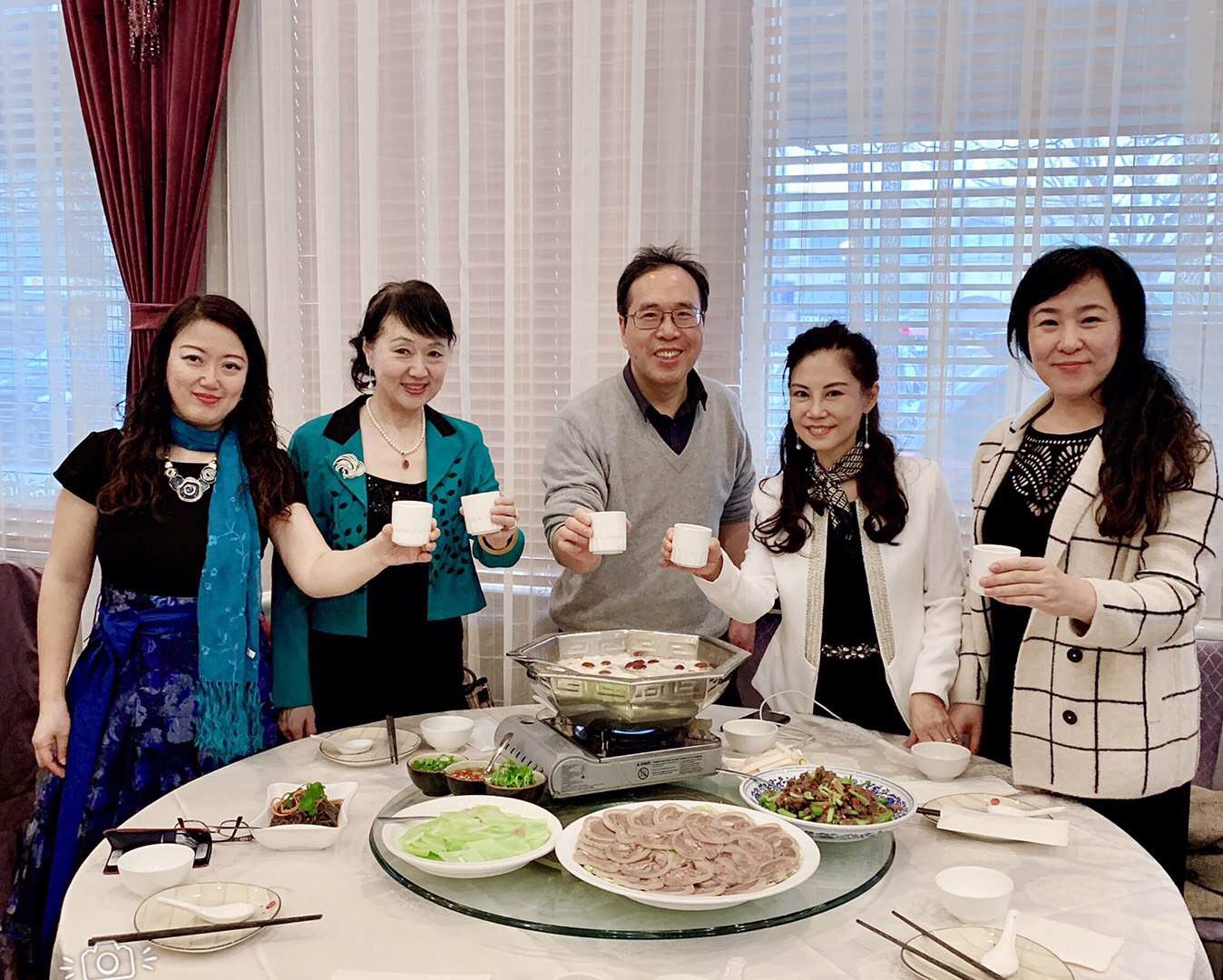 2019年3月16日，纪念洛夫先生诗歌朗诵会后，卫九如宴请和平岛，竹笛，燕茹，冯玉，才有相聚和平岛家的“樱花之约”，与“诗美食”群。在列志文的田师傅湘菜馆，左起：竹笛，燕茹，和平岛，卫九如，冯玉。