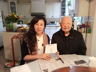 2017年5月18日，去雪楼拜访洛老及师母。洛老应邀欣然为《菲莎文萃》题写刊头，并赠新出版的诗歌书法集《水墨微笑》。