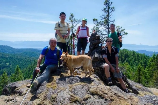 A group of people standing on top of a mountain
Description automatically generated, Picture