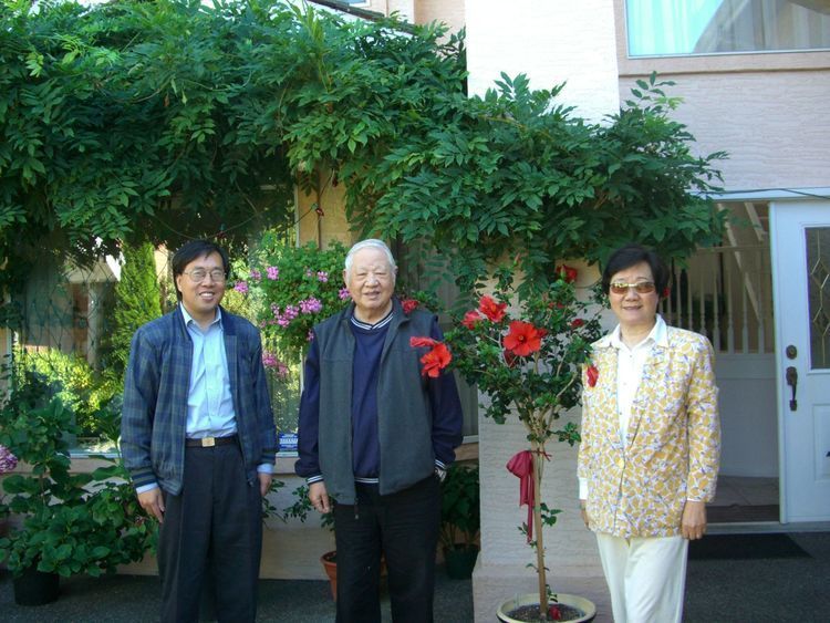 2007年9月10日，和平岛，陈琼芳师母，洛夫先生在雪楼门前