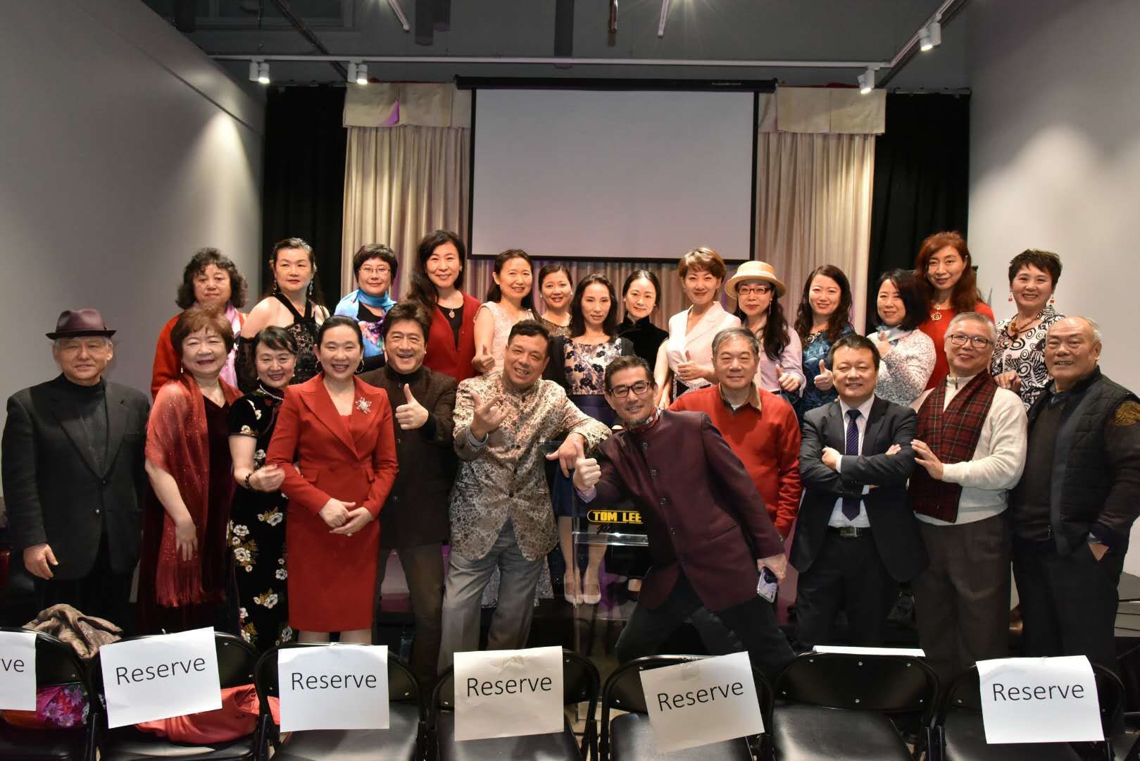 2019年3月16日下午，温哥华地区，一百多位朗诵者，诗人，诗歌爱好者，齐聚一堂，用诗歌纪念大诗人洛夫离开我们一周年。朗诵演员合影留念。