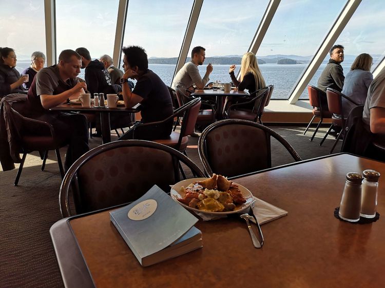 2019年3月16日，在维多利亚前往温哥华的渡轮，参加纪念洛夫先生诗歌朗诵会。边吃边读《漂木》